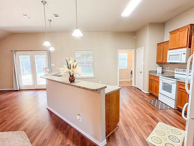 2907 Montague County Dr — Photo 4