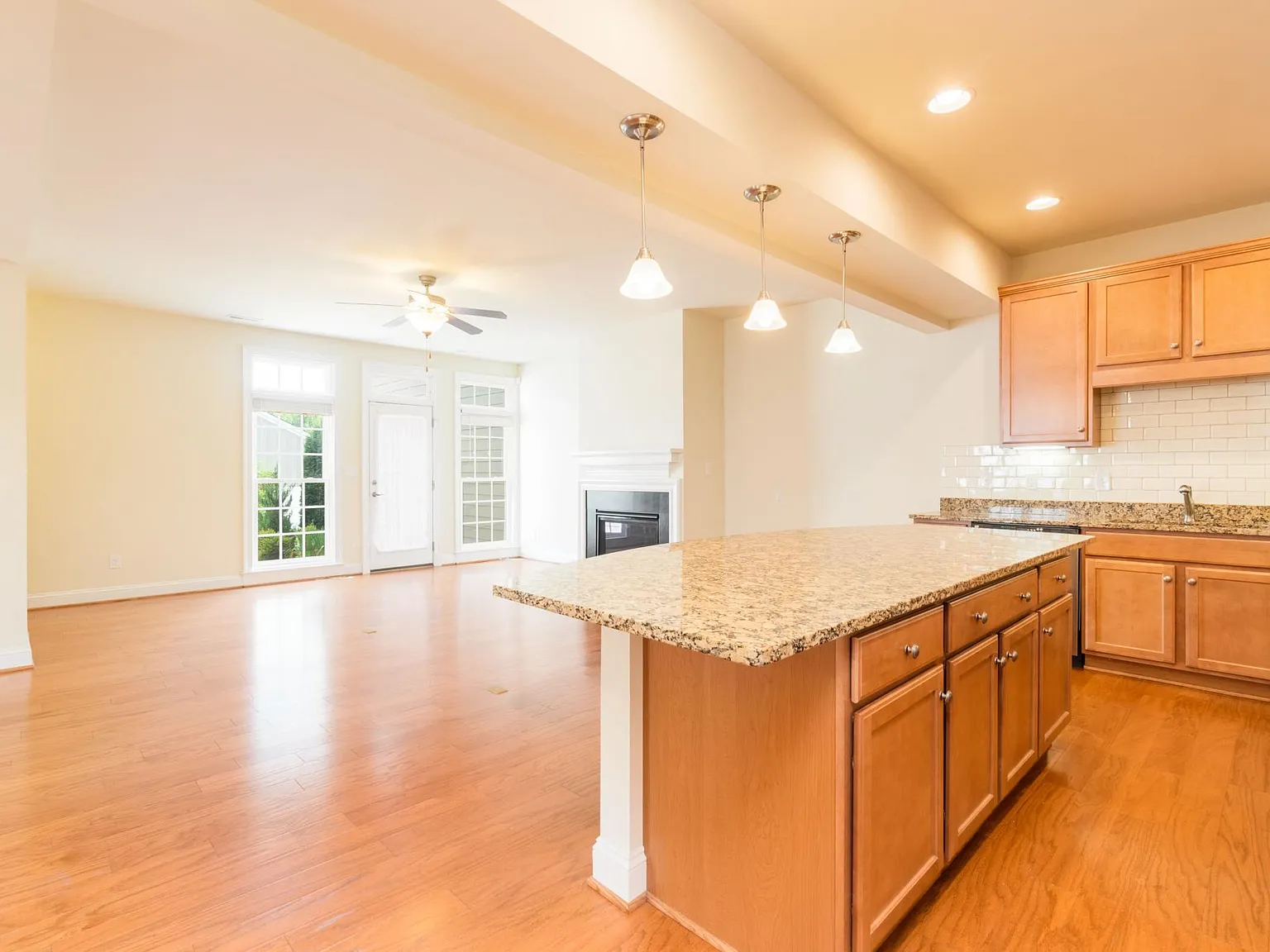 3 bed, 3.5 bath, 2946 sqft, $3,350 — Photo 3
