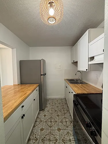 677 SW 9th Ave Photo 1