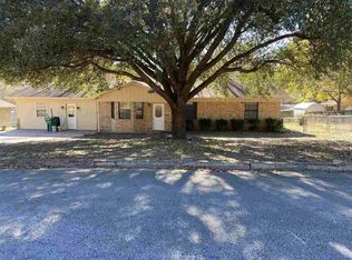 300 Cherokee Trl, Henderson, TX 75652
