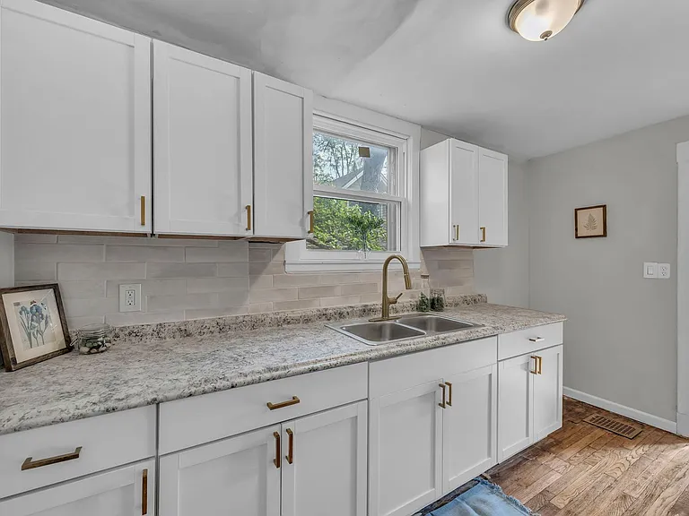 2110 S Sterling Ave — Photo 10