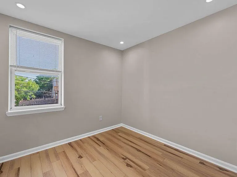 2042 E Fayette St — Photo 10