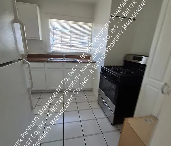 1144 Gladys Ave — Photo 5