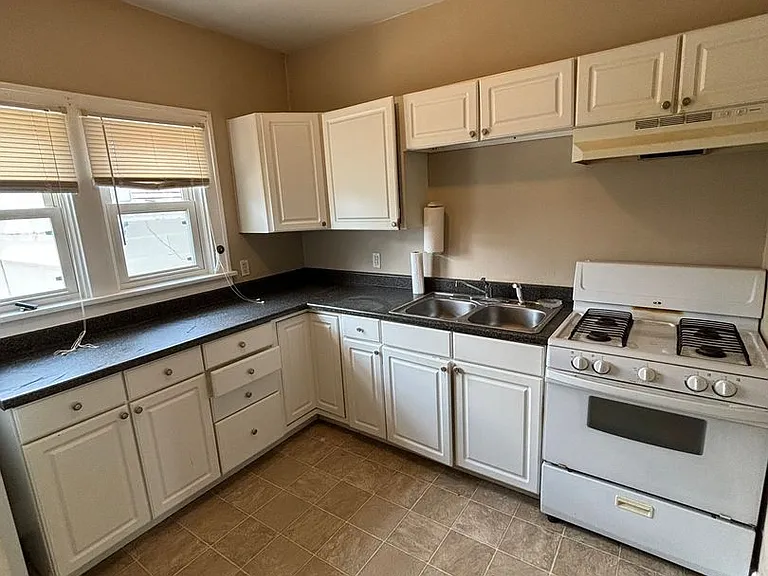 709 E Main St — Photo 14