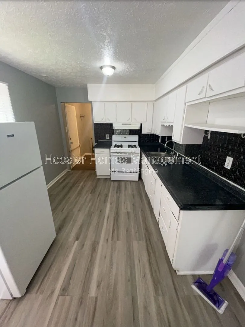 3 bed, 1.5 bath, 1068 sqft, $1,350 — Photo 2
