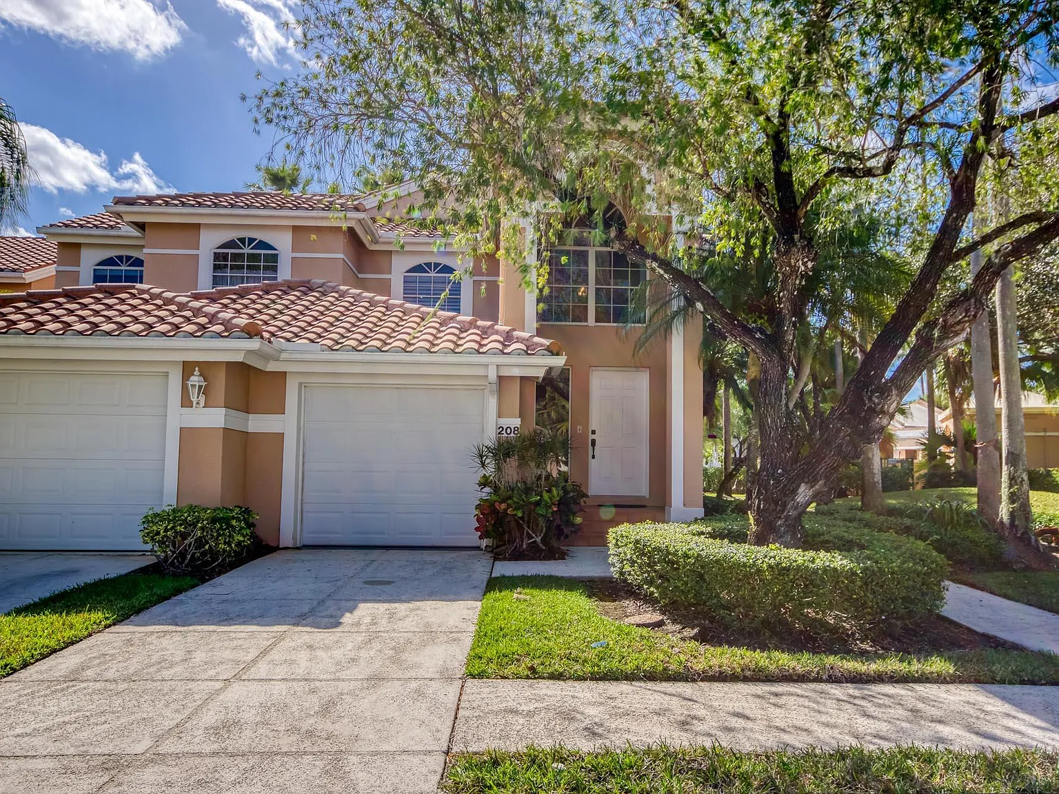 3 bed, 2.0 bath, 2072 sqft, $7,500 — Photo 3