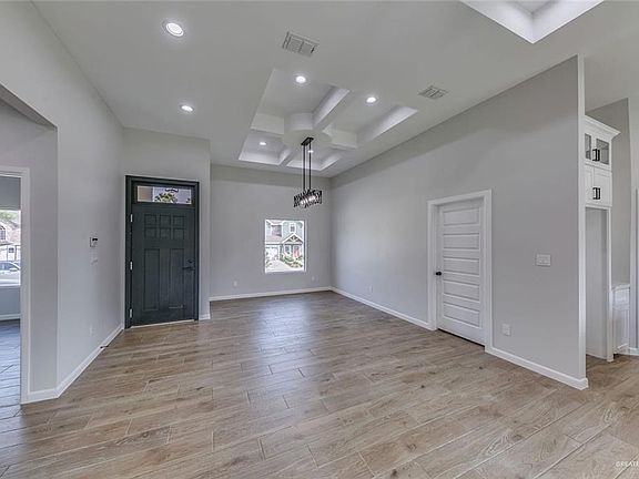 3rd image of 720 N Kika De La Garza Blvd