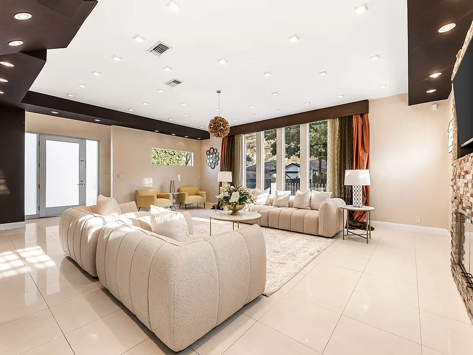 1521 Benedict Canyon Dr
