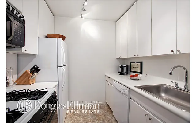 Rented by Douglas Elliman | media 16