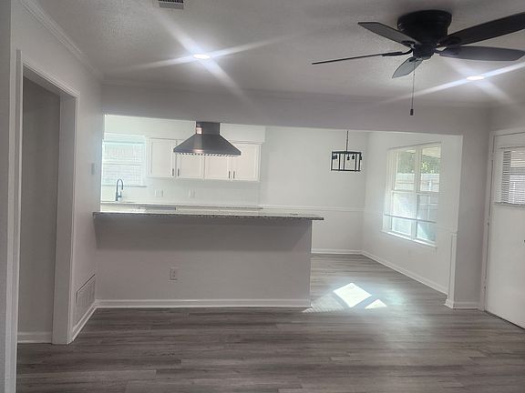 4th image of 644 Evelyn Ln