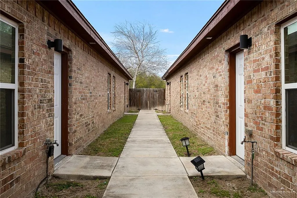 2 bed, 2.0 bath, 943 sqft, $975 — Photo 2