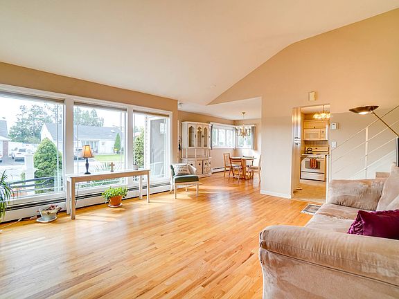 3rd image of 3811 Windsor Dr