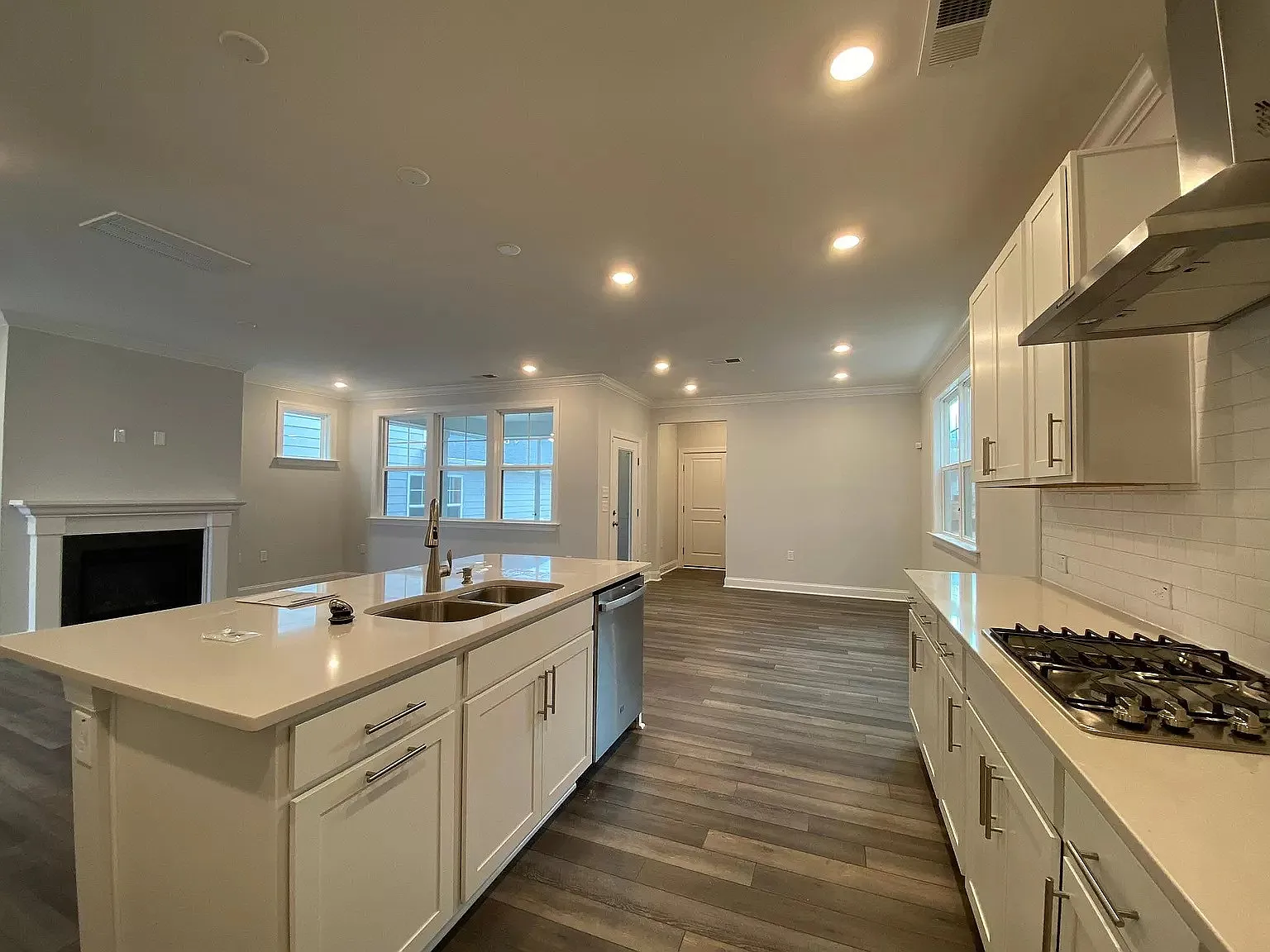 725 Cormiche Ln — Photo 4