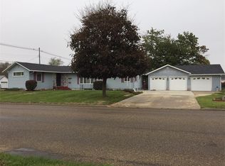 611 W 13th St, Vinton, IA 52349