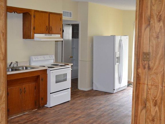 3rd image of 3153 Woodlawn Dr