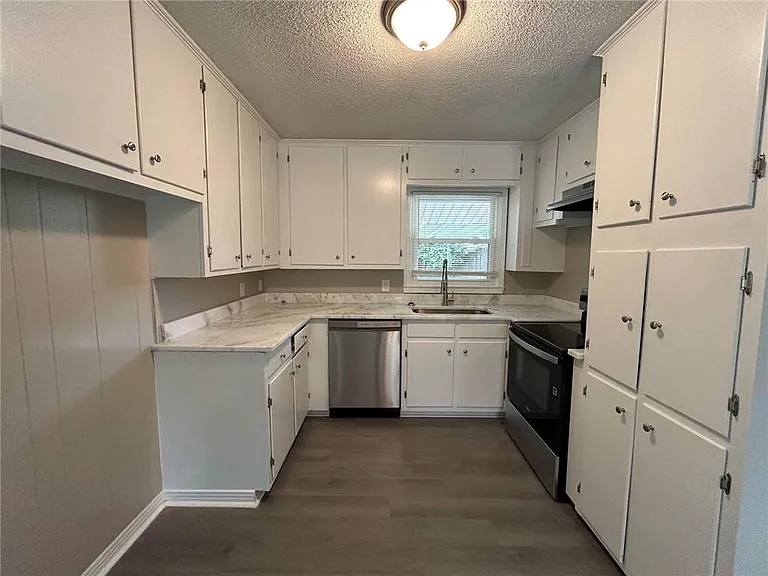 506 Seville Dr — Photo 11