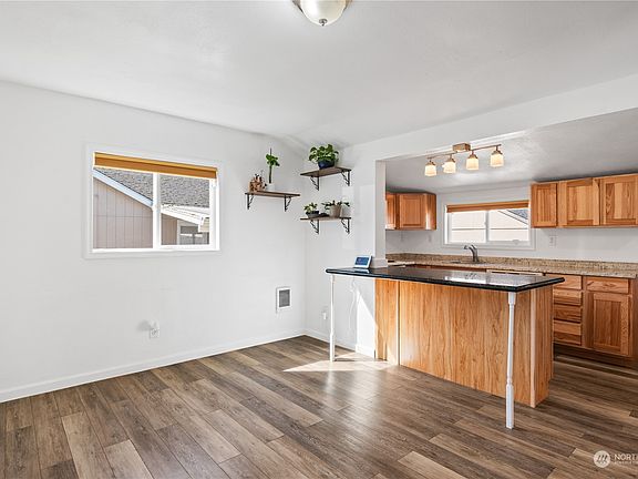 3rd image of 815 N Kelso Avenue