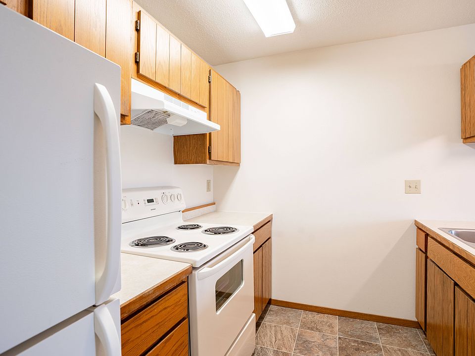 Fargo, ND Hawthorn Apartments | 11A | Kitchen