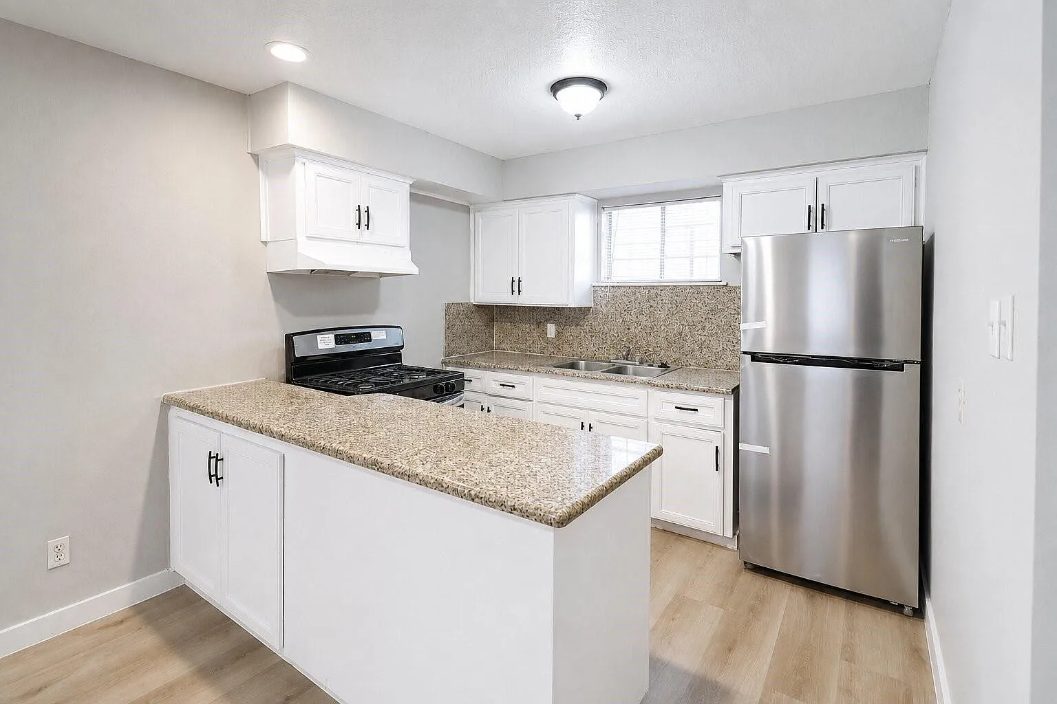 2 bed, 1.0 bath, 750 sqft, $1,150 — Photo 2