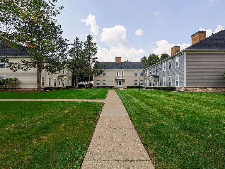 Whethersfield Apartments — Photo 39
