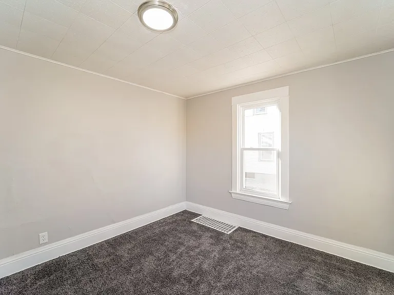 921584_021_main_bedroom_13421611.jpg