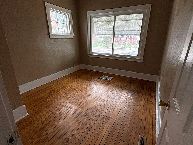 1600 S Muskego Ave — Photo 1