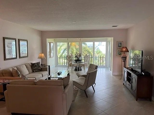 2 bed, 2.0 bath, 1074 sqft, $4,500 — Photo 4