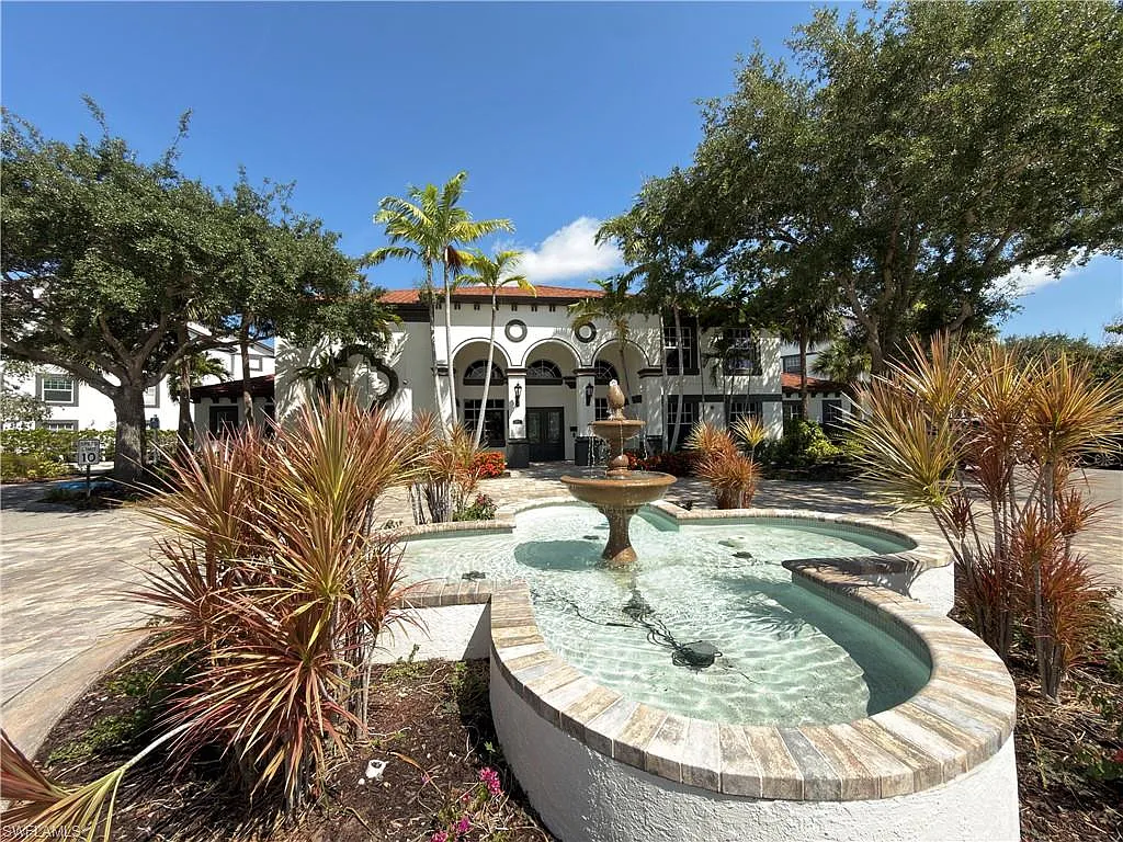 2 bed, 1.0 bath, 1045 sqft, $1,695 — Photo 2
