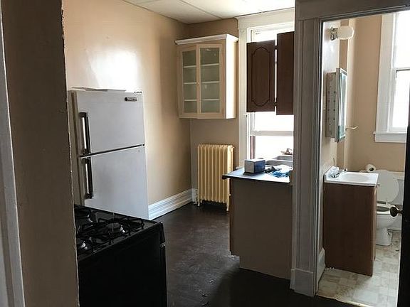 4th image of 1006 Miller St APT 8