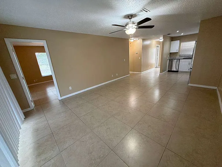 702 SE 47th St #5 — Photo 2