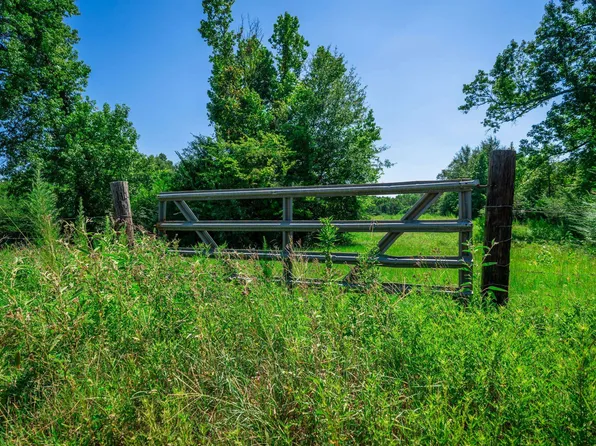 621 N 5th St, Timpson, TX 75975