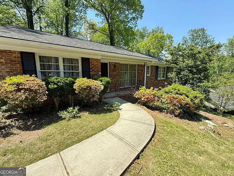1826 Winchester Trl — Photo 1
