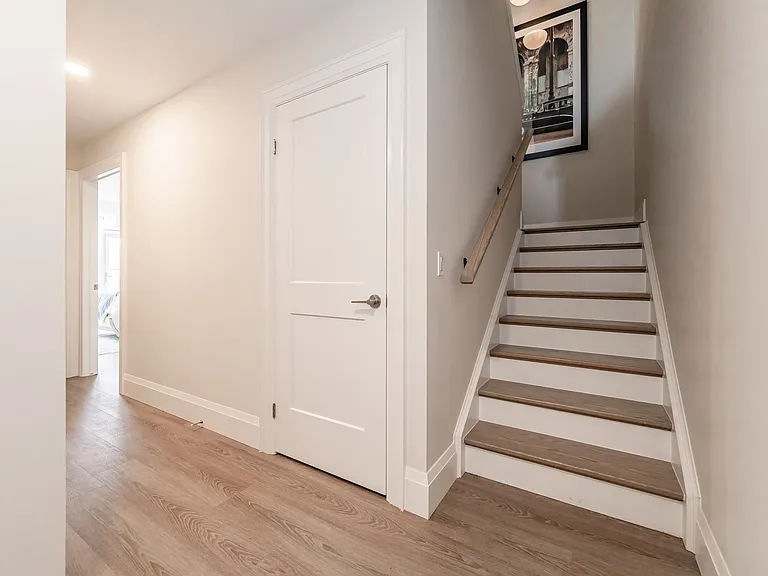 460 Columbia St W — Photo 180