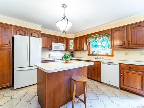 3rd image of 44 Craigie Ave