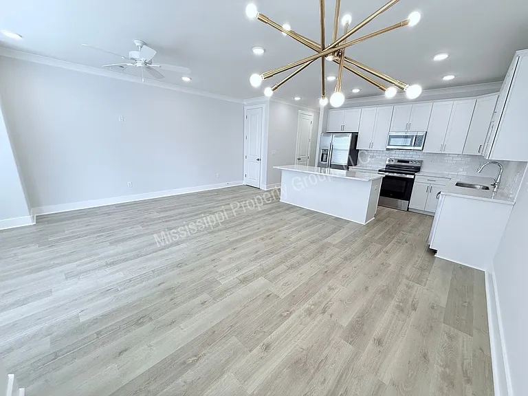 613 Miramar Ln — Photo 4