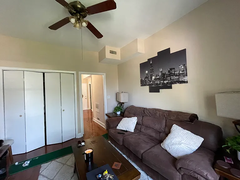 1233 W Oakdale Ave #2F — Photo 3