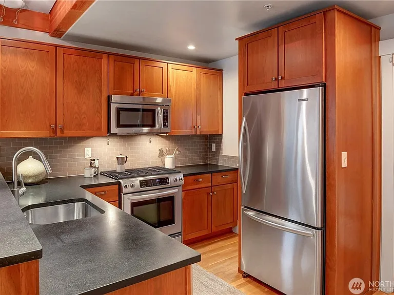 217 W Lee St — Photo 10