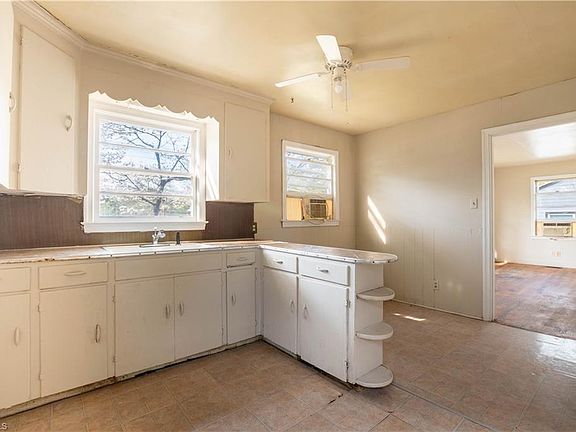 5th image of 1447 Bretton St