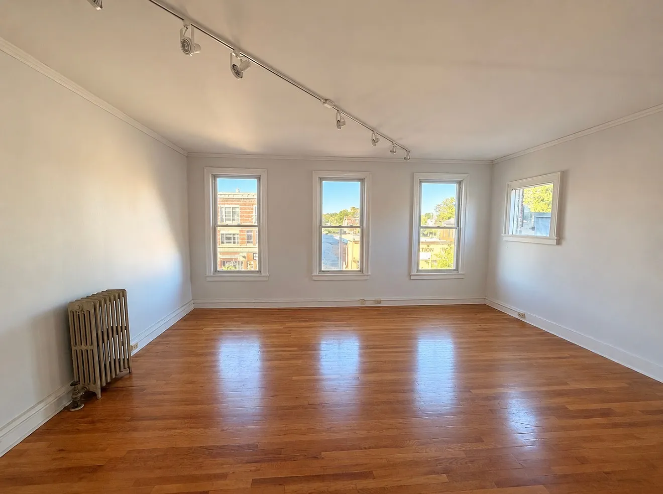 2 bed, 1.5 bath, 1300 sqft, $2,000 — Photo 3