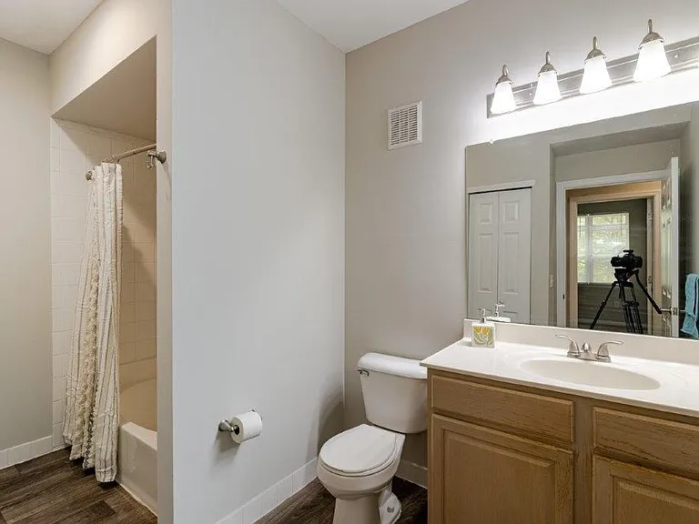Bishops View Apartments and Townhomes — Photo 9