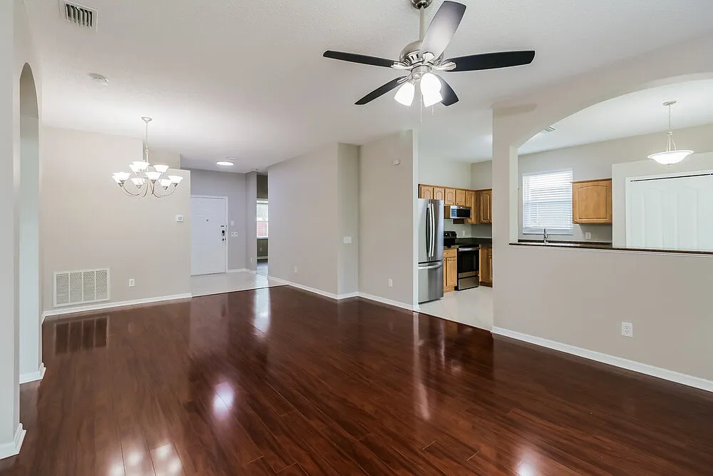 3 bed, 2.0 bath, 1330 sqft, $2,385 — Photo 4