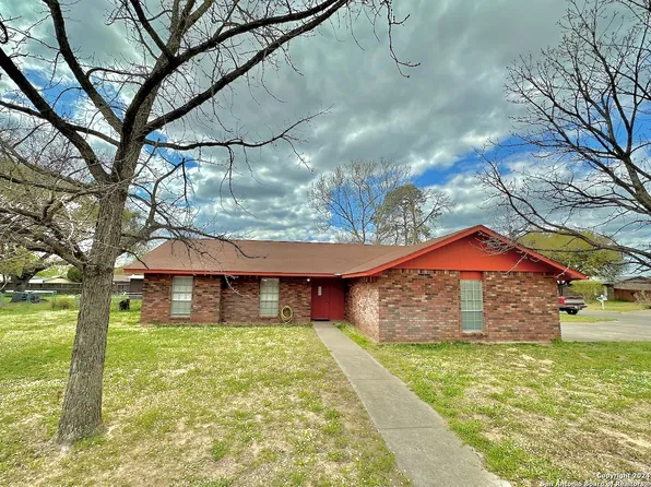 511 High Meadow Dr, Pleasanton, TX 78064