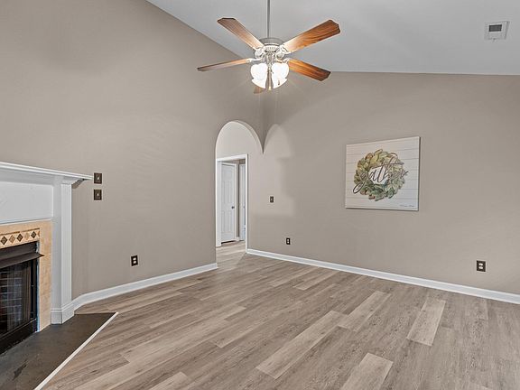 4th image of 139 Carriage Hill Dr