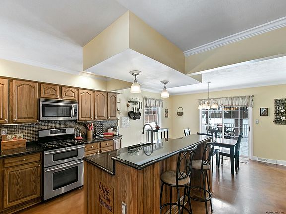3rd image of 31 Ichabod Ln