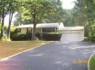 31 White Oak Dr, Smithtown, NY 11787