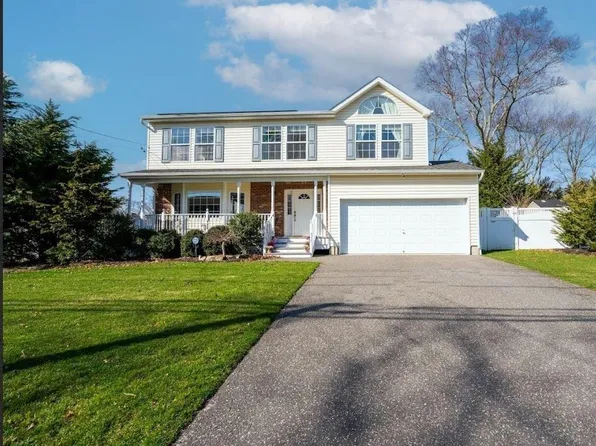 30A Avenue B, Holbrook, NY 11741