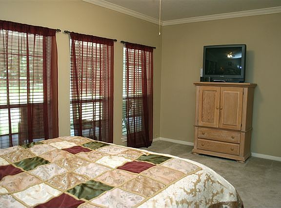 Large master suite w/sitting area