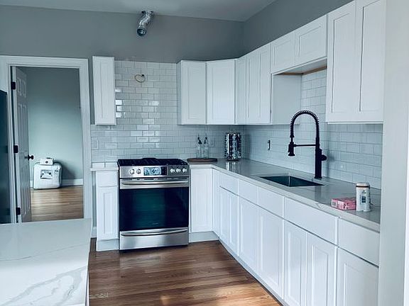 3rd image of 8 Burke St