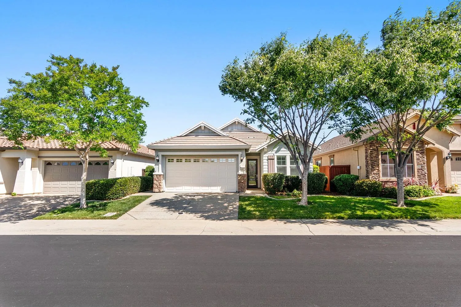 2202 Ashton Dr photo 1