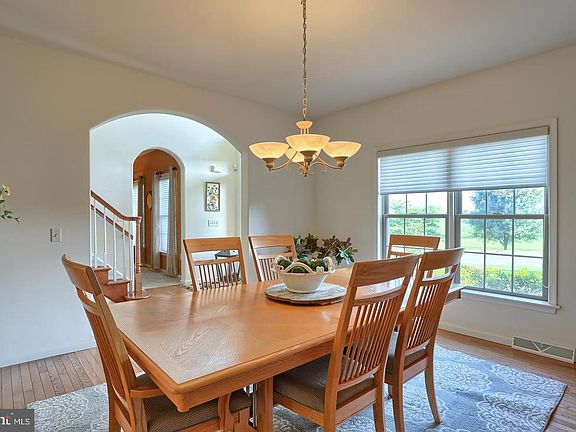 4th image of 8 Rolling Meadow Rd